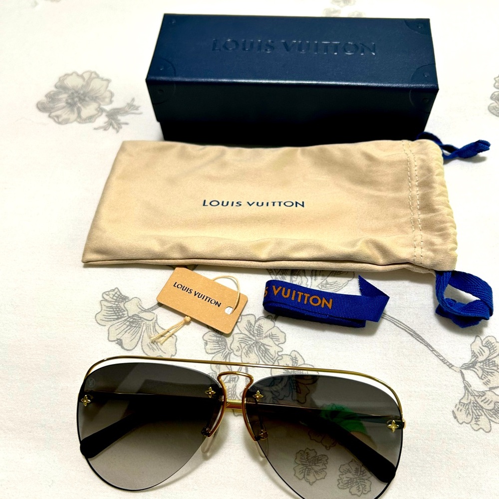 Louis Vuitton Black Aviator Sunglasses with Gradient Lenses
